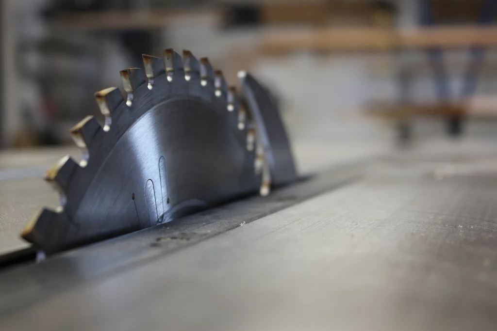 Gros plan sur une lame de scie circulaire de précision dans un atelier de menuiserie.